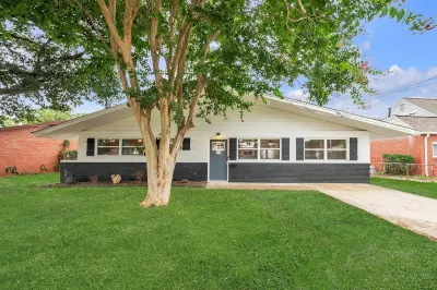 Charming 3bd - Near beaches - Foosball & Backyard Hotels near Norfolk International Airport