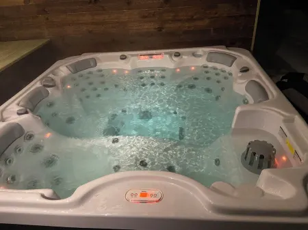 Nature, Pool, Hot Tub&Lakes! Mins to Sebago &More