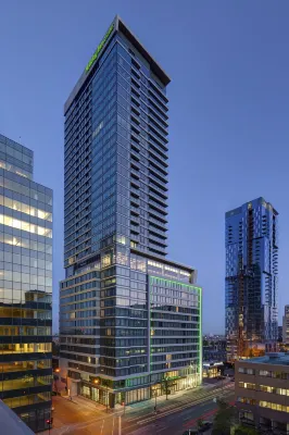 Holiday Inn & Suites MONTREAL CENTRE-VILLE OUEST by IHG Hotel dekat Kompleks Bell Centre