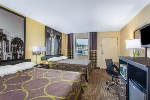 Super 8 by Wyndham Florence - Pet friendly