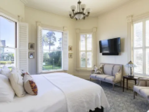 Pinc Lady Mansion Hotels in Eureka