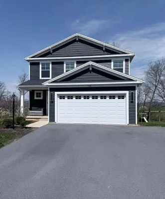 Charming 3-bedroom LED vibe cozy house with AC and WiFi in Steeple Chase.
