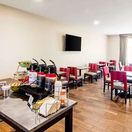 Quality Inn & Suites Near Tanger Outlet Mall