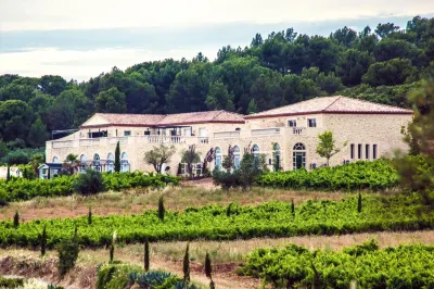 샤토 드 발루비에르 Huilerie Confiserie Cooperative de Clermont-L'herault 주변 호텔
