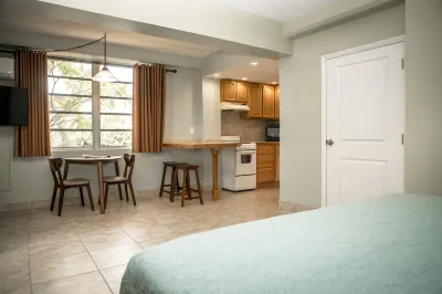 Ragged Edge Resort & Marina Hotels near Drift