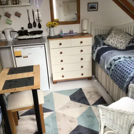 Cozy Camborne Studio Retreat with Two Single Beds