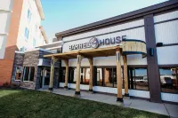 DoubleTree by Hilton Hotel Bloomington Hotel dekat University of IL Extension