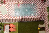 Upon Angels - Adults Only - piscine