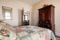 Cozy Cape Cod Bungalow King Queen WD Full Kitchen Wifi Desk Hotels in York