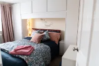 Inviting 3-Bed House in Manchester Hotel a Denton