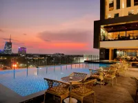 Mövenpick Surabaya City - Pools