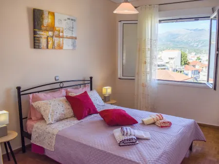 Cozy Flat on the Main Square, 10Min to the Sea