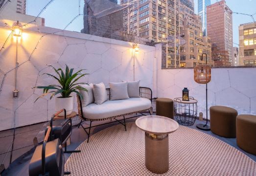 호텔 837의 안락한 퀸룸