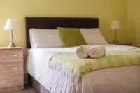 Meridian Bay Apartment Hotel di Mayals