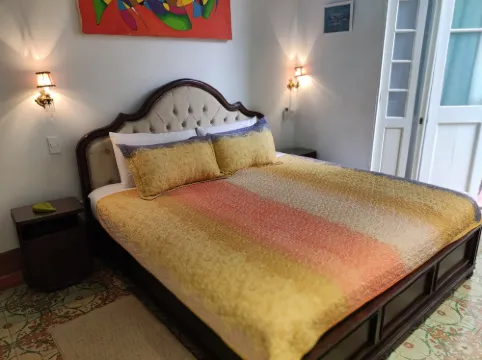 Lodging in Old Havana with king size bed, kitchen and 24 h service