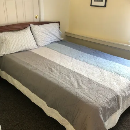 Cozy- 2-Bedroom clean and Quiet- Maple St. Walk anywhere