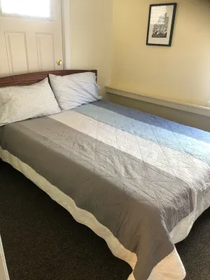 Cozy- 2-Bedroom clean and Quiet- Maple St. Walk anywhere