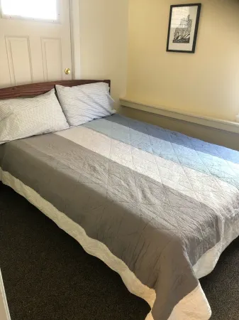 Cozy- 2-Bedroom clean and Quiet- Maple St. Walk anywhere