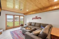 Lakeside Retreat- 7beds/4bd/2ba! Family and pet friendly!