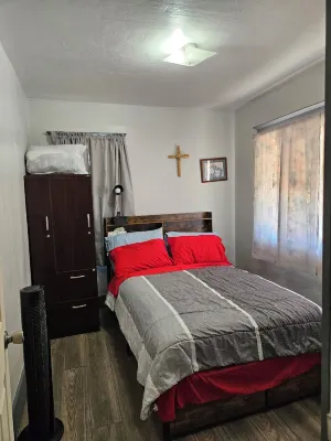 Remodeled Cute 3 room 1 bath house - 2-Star
