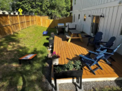 Walk to Breweries, Live Music, Restaurants, Parking, Fenced Yard.