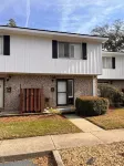 Cozy condo sleeps 6! Convenient to beach, shopping and all restaurants.