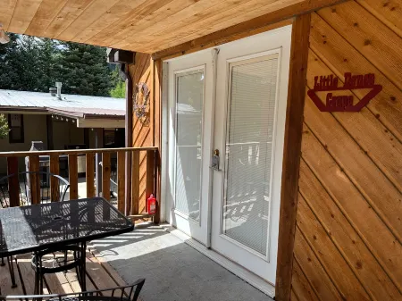 Charming Kitchen and Cozy Porch - Delightful Mountain Retreat Отели в г. Ред Ривер