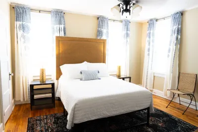 Fast WiFi and Fully Equipped Kitchen - Cozy Modern Retreat