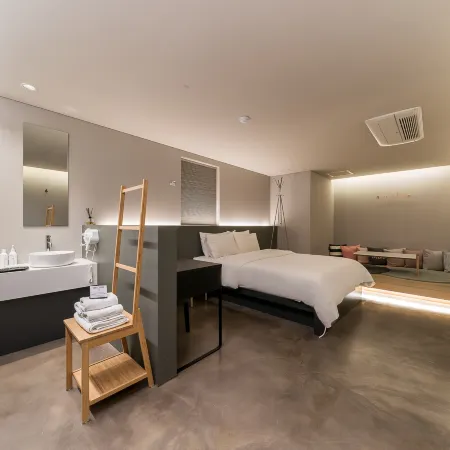 Hotel H Отели рядом с достопримечательностью «Рынок Амса»