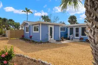 Chic Coastal Sanctuary - Free Bikes, Wifi, Beach Access Hotels in Sanibel