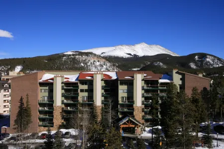 Ski-in/Out Access and Hot Tubs - Cozy Ski Retreat Отели рядом с достопримечательностью «Riverwalk Center at Breckenridge»