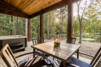Stunning Cabin with Gas Fireplace and Hot Tub - Gorgeous Ample Retreat