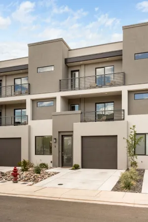 Heated Pool, Hot Tub and Pickleball Courts - Exquisite Townhome Retreat