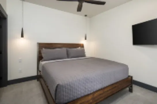 Luxury Kitchen and Private Patio - Stunning Adventure Retreat Hotels in 