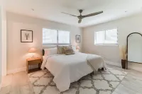 Sleek home near beaches, shops, & dining, with private pool & high-end kitchen 심 크릭스 플라자 주변 호텔