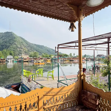 New Sea Palace Houseboats