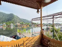 New Sea Palace Houseboats