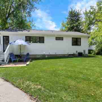 Chef's Kitchen and Entertainment Space - Charming Lake Retreat Hotel Exterior