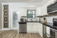 Cozy Condo with Heated Pool and Fireplace - Charming Modern Retreat Hotels in Blount County