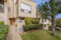 Spacious Two-Story Retreat with Garden Views - Stylish Coastal Haven Fletcher Cove Community Center 주변 호텔