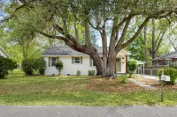 Open Layout, Exclusive Backyard, Access to Luxury Club - Elegant Retreat Hotels in North Charleston