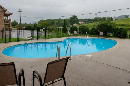 Cades Cove Landing Condo-Little River Loft Отели в г. Таунсенд