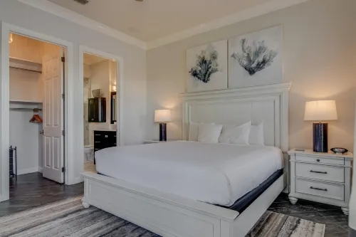 Stunning Balcony and Serene Views - Sophisticated Tranquil Oasis