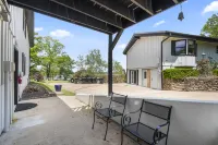 Lakefront Oasis with Whirlpool Tub and Kitchenette - Charming Retreat
