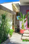 Cozy Living Space and Scenic Deck Views - Beautiful Scenic Retreat Hotels in Glendale