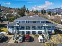 Cozy Retreat - Parking, Wifi, River Views, Spacious Deck
