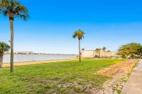Condo with pool, washer/dryer, & high-speed WiFi Hotels in Fort Walton Beach