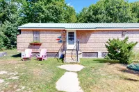 Studio cottage close to beach & golf with outdoor pool, firepit, & basketball Hotels in Kennebunk