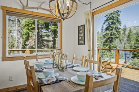 Stunning Views and Hot Tub - Gorgeous Lake Vista Retreat Отели рядом с достопримечательностью «Доннер Саммит Калифорния Стейт Снопарк»