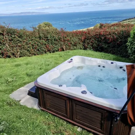 Private luxury log cabin with hot tub and stunning views!